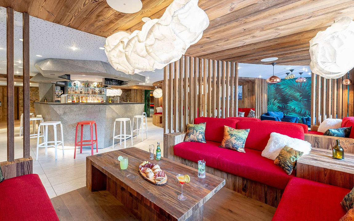 Hotel-L'Eterlou-meribel-bar-feature